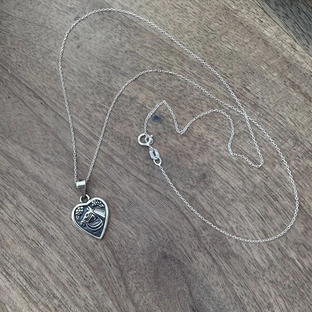 925 Sterling Silver Horse Pendant Necklace in Heart Shape